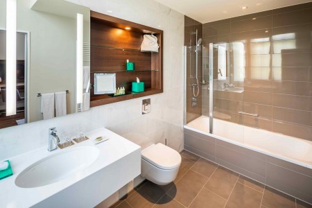 Fraser Suites bath room