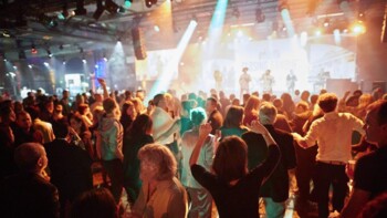 dancing people in front of a stage ©Pauls